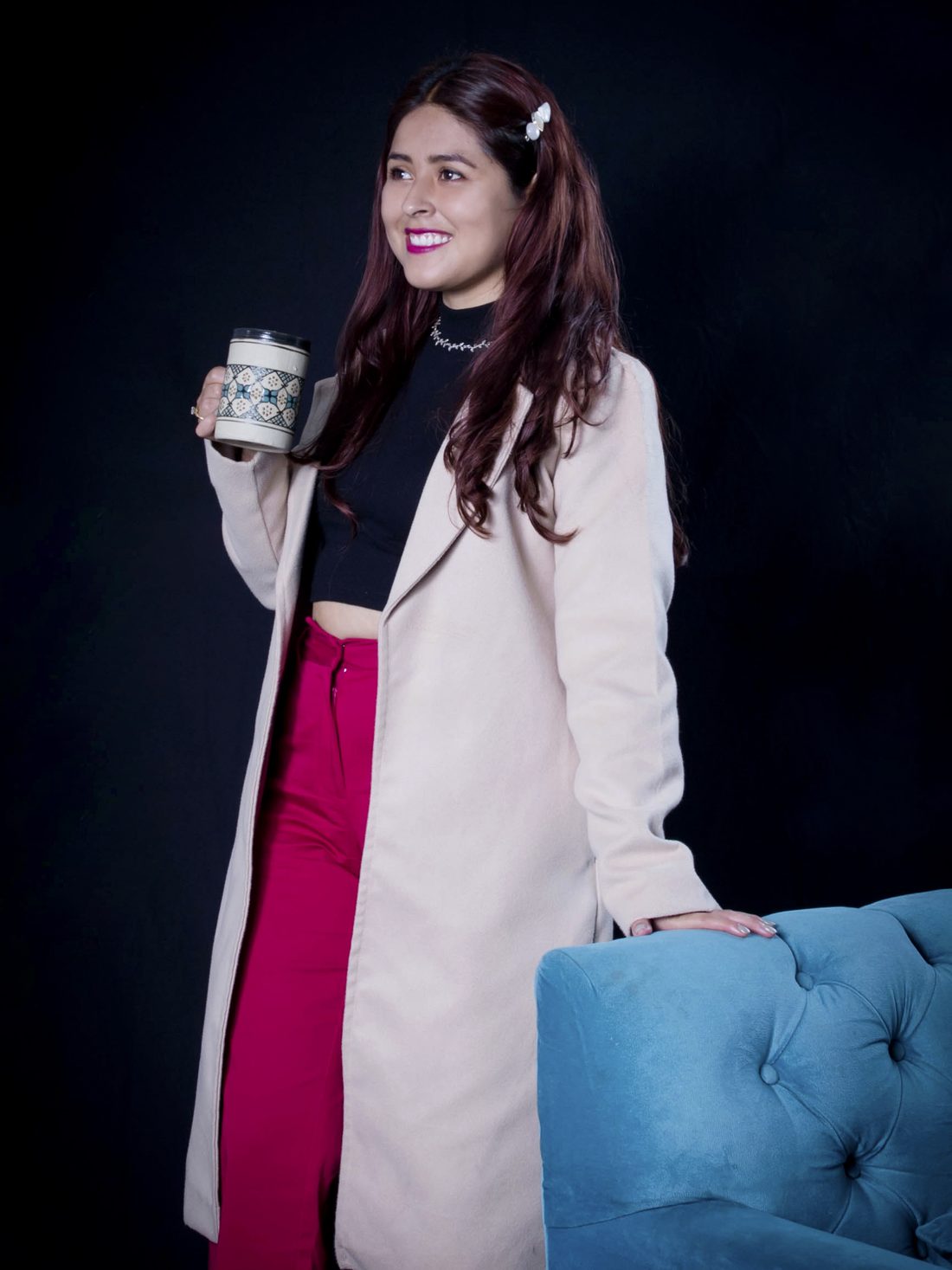 Belén Torres sonriendo en un sillón azul